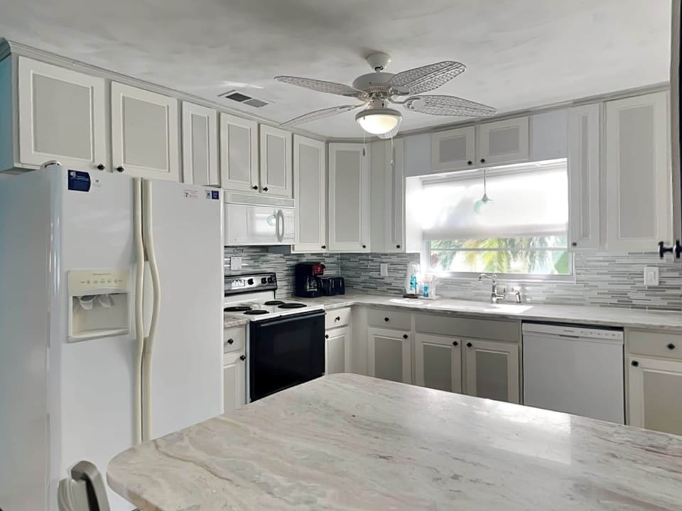 Fully Equipped Kitchen with Breakfast Bar