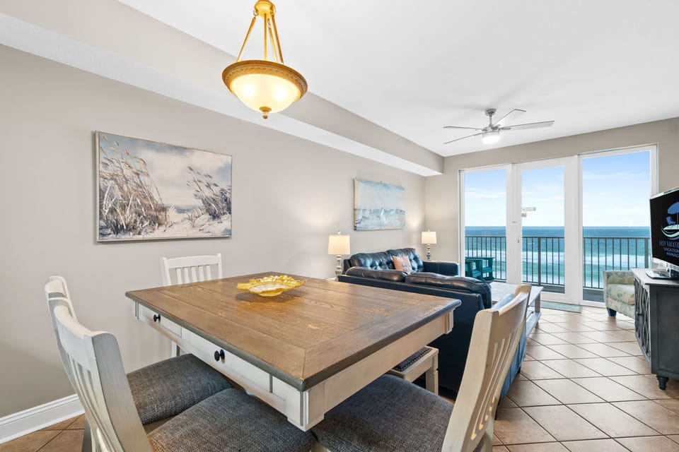 Dining Area - Table seats 6 - additional seating at kitchen counter