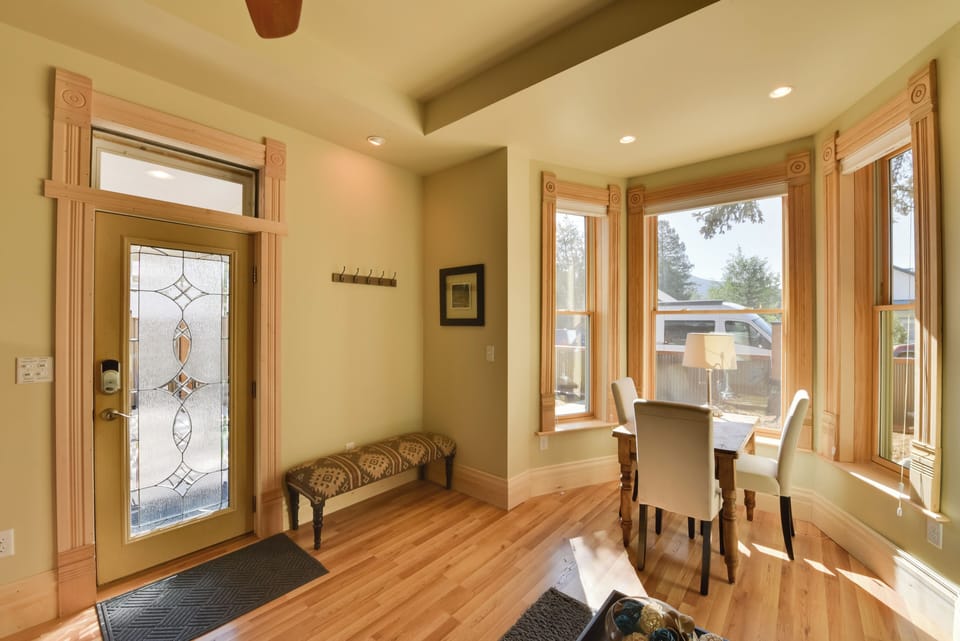 Entryway | Dining Area | Dishes & Flatware Provided