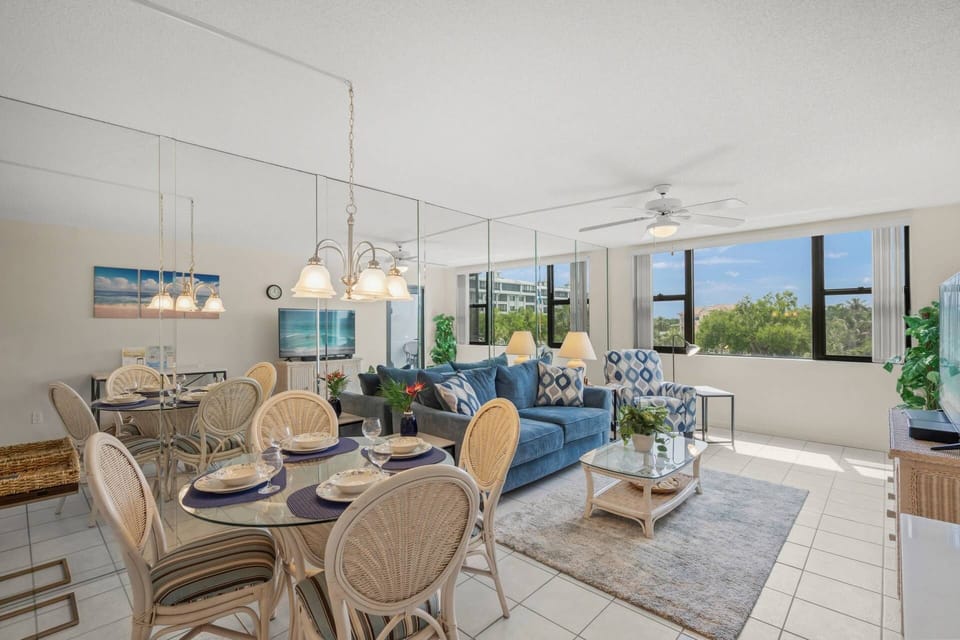 Open light and bright. Everything you need for a great vacation!