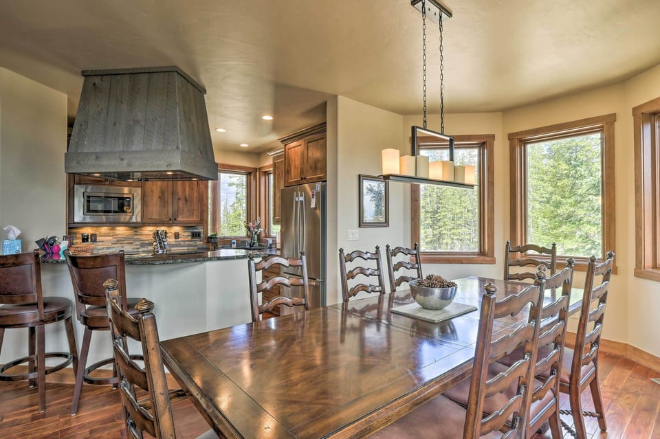 Dining Area | Dishware/Flatware Provided