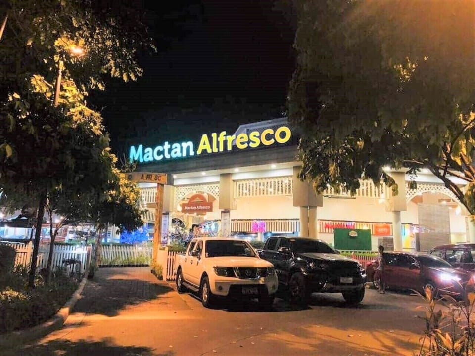 Hawker style dining at Mactan Al Fresco located inside Mactan Newtown