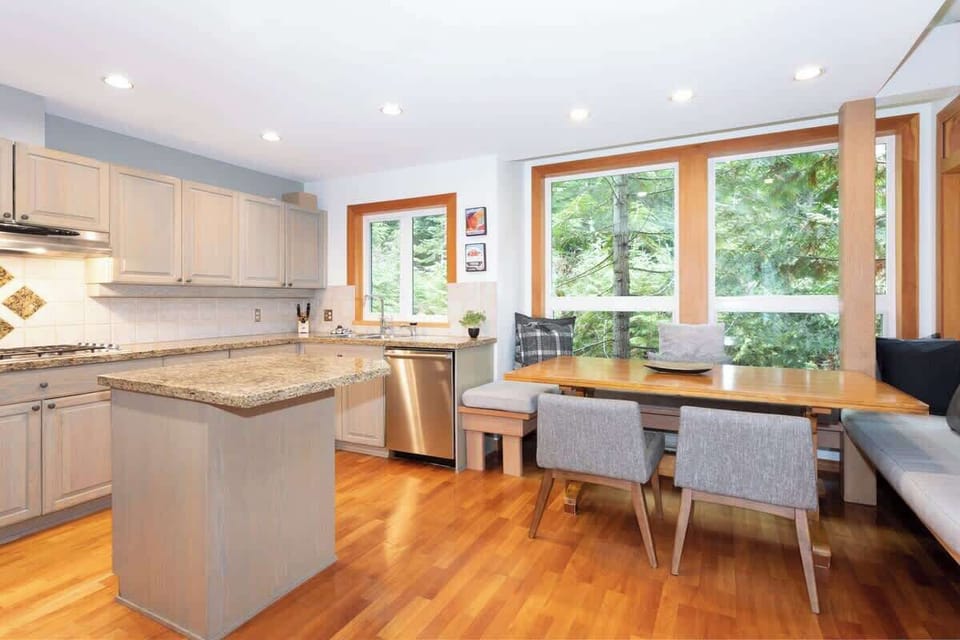 - Spacious kitchen with granite island and forest views through wide windows  
- Stainless steel appliances and built-in breakfast nook for family dining  
- Ideal setup for preparing hearty mountain meals together  