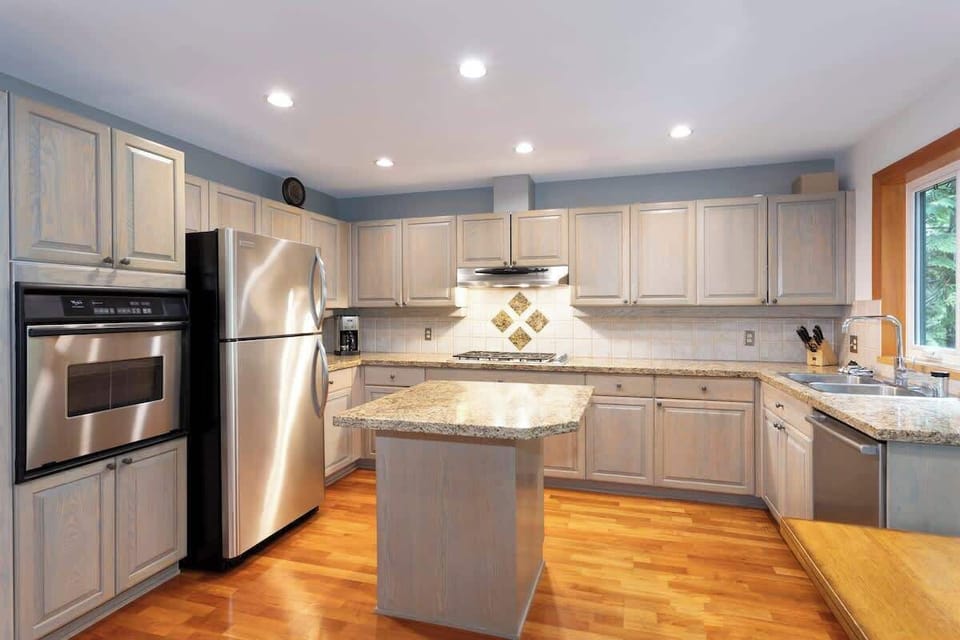 - Spacious fully equipped kitchen with stainless-steel appliances and wood cabinetry  
- Granite countertops and central island ideal for cooking and entertaining  
- Perfect setup for family breakfasts before heading to ski slopes