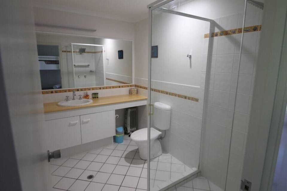 Villa 38 Main bathroom