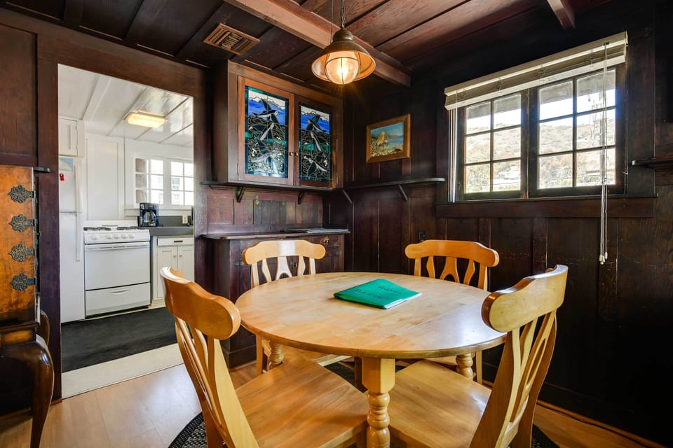 Dining Room | Dishes & Flatware Provided
