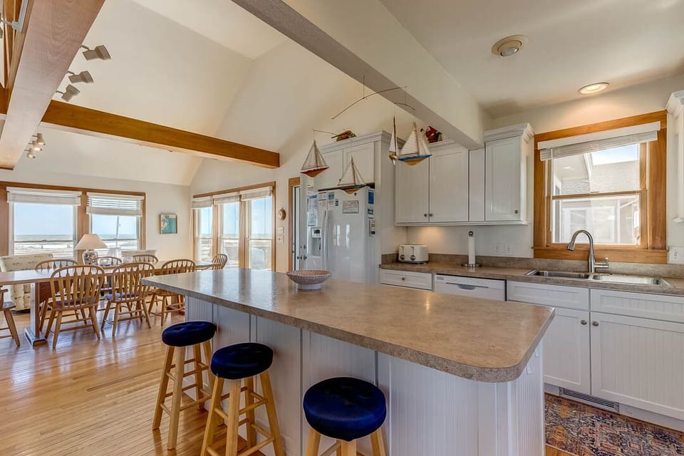 Top-Level Kitchen with Island (seats 4)