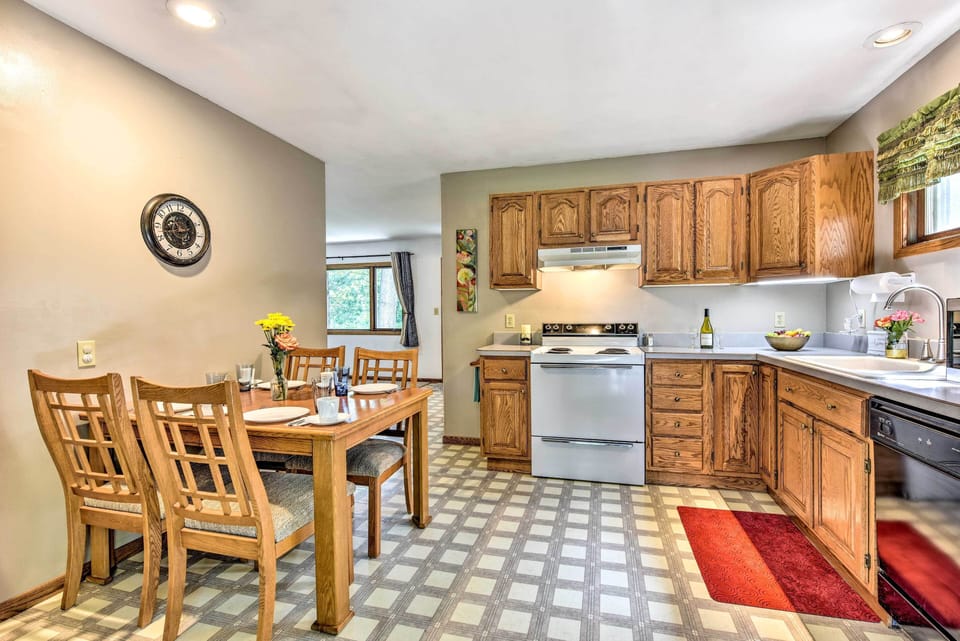 Dining Area | Dishes & Flatware Provided