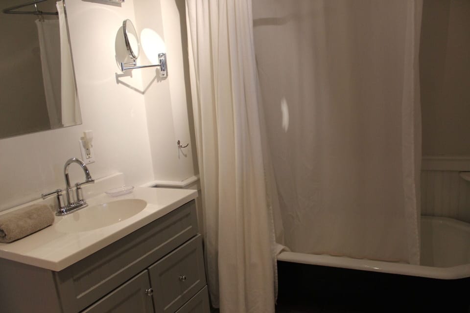 Full bathroom with claw bathtub 