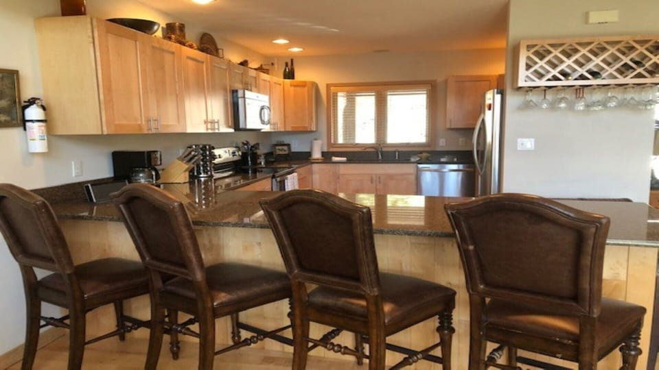 Full Service Kitchen
and additional dining seating