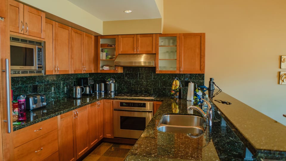 FULLY-EQUIPPED KITCHEN. GAS COOKTOP, THERMADOR OVEN AND SUB-ZERO FRIDGE.
