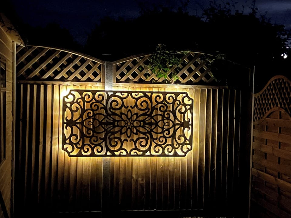 rear garden features solar lights on the fencing screens. 