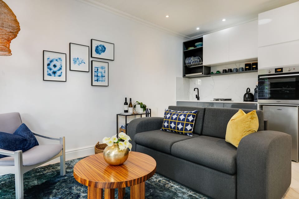 Lounge (double sofa bed) & kitchen