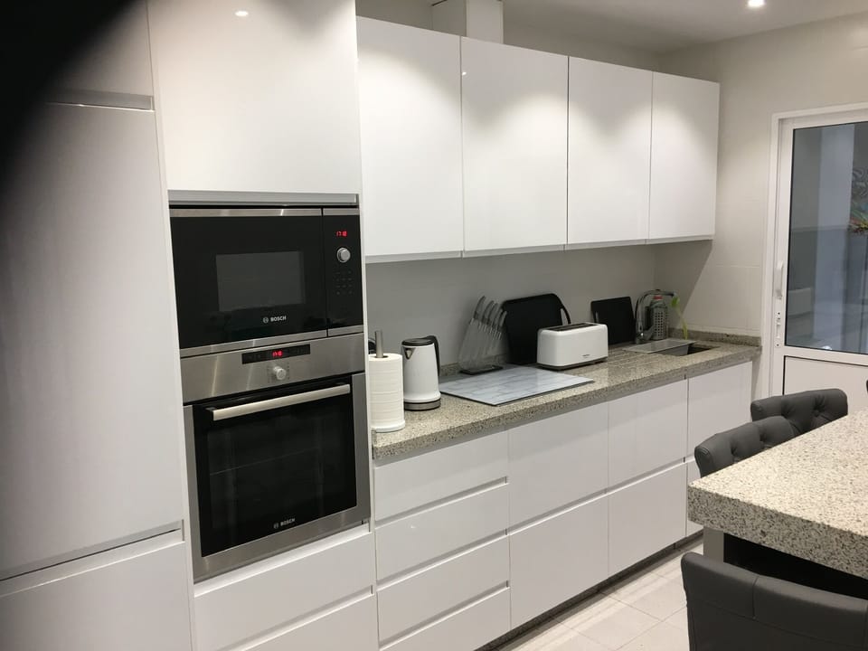 fully fitted kitchen