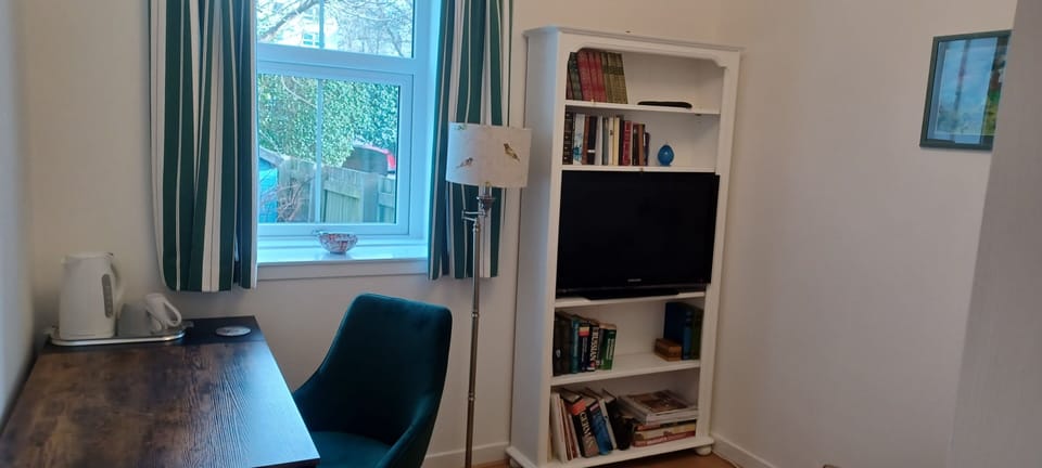 Sitting room with desk and TV