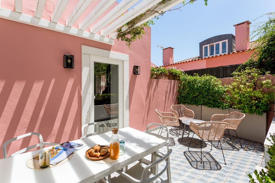 Luxurious and spacious apartment with an amazing private garden and a pool