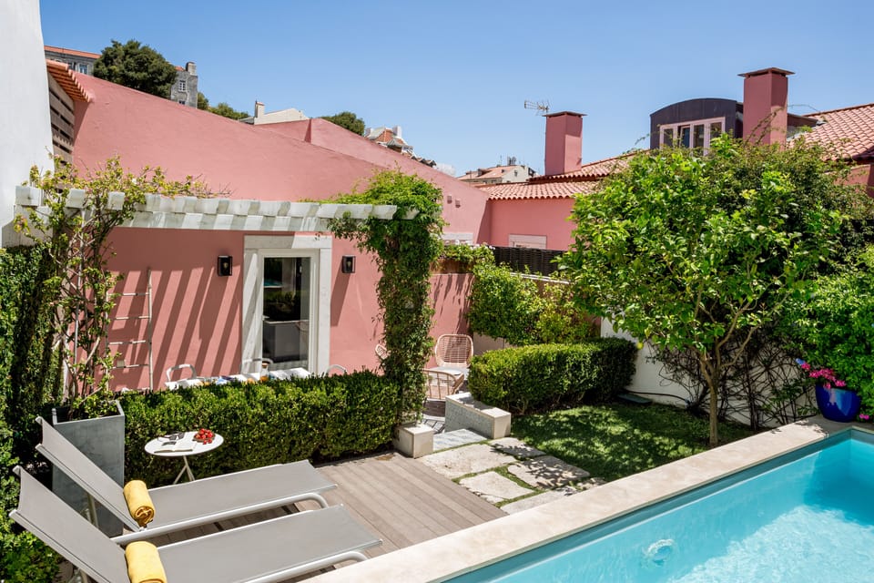 Luxurious and spacious apartment with an amazing private garden and a pool