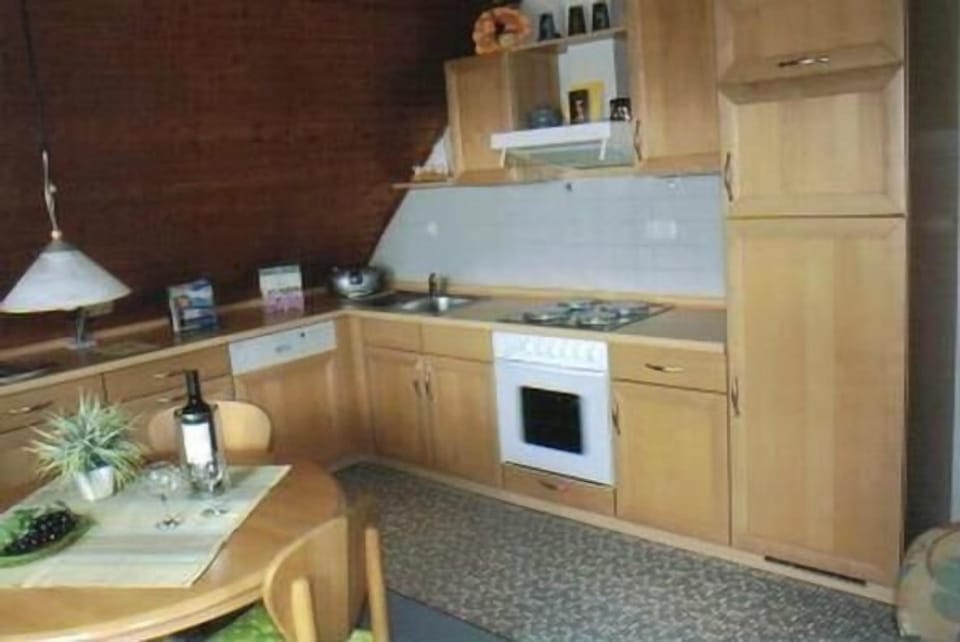 all you wish is here: Micro, Cool-and Frozen-Kombi, Cookingplates, TV and Radio