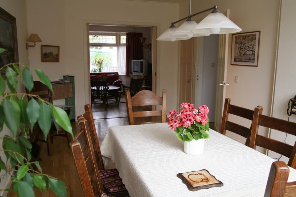 Livingroom and sittingroom.