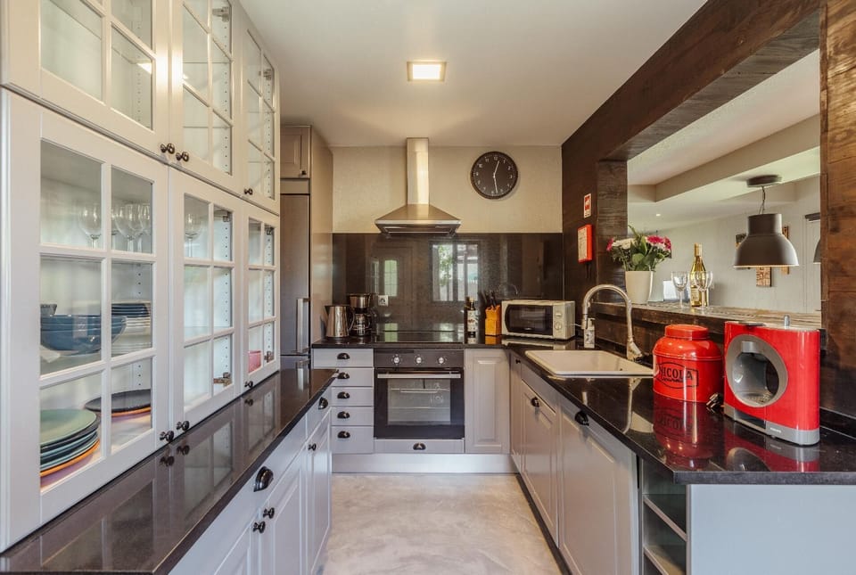 Kitchen with hatch