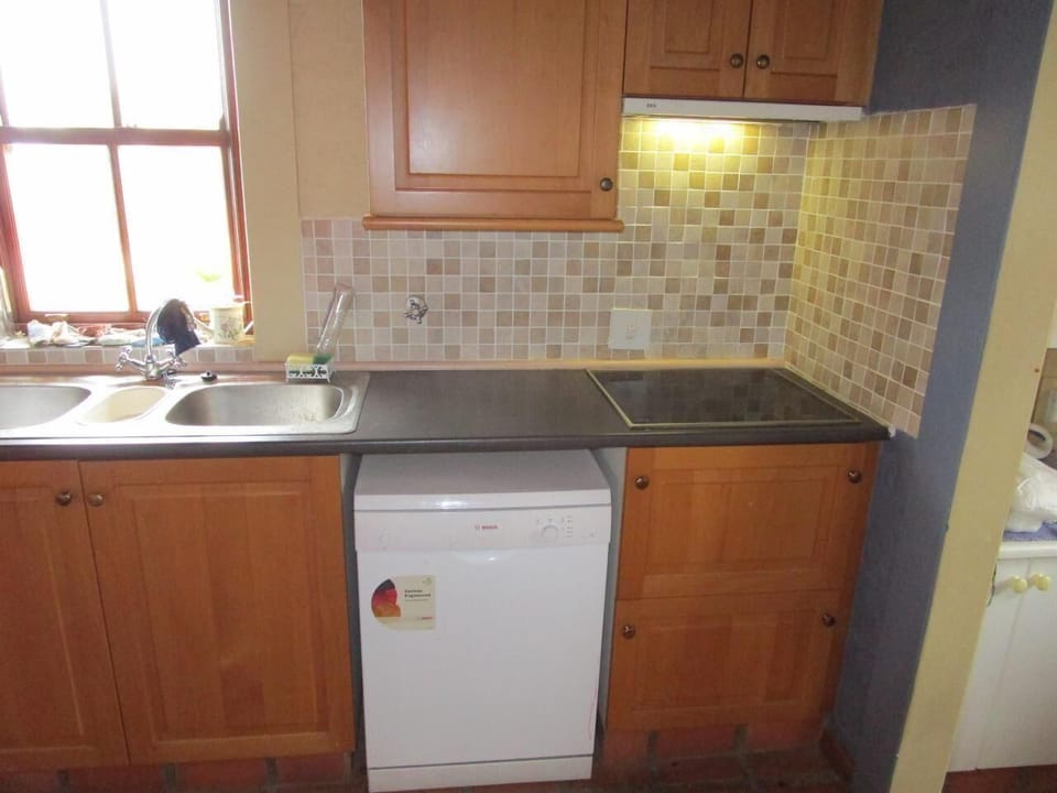 Kitchen with dish washer, ceran hob, oven, microwave