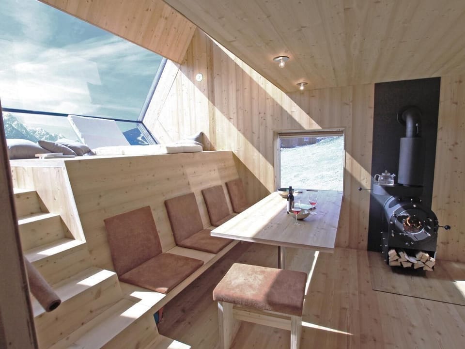 Living area. Picture 18