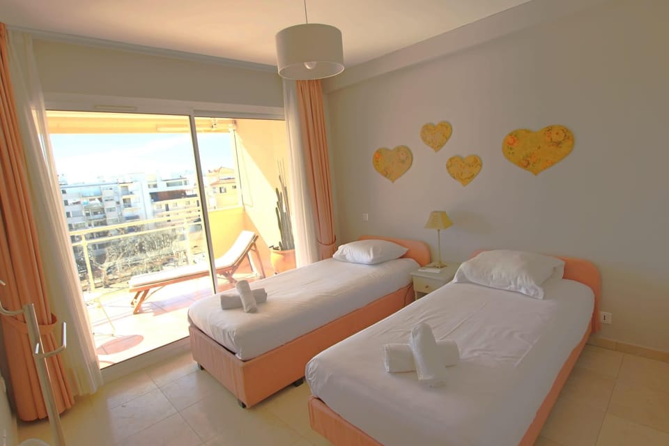 second bedroom with 2 singles beds and private bathroom, open on the terrace