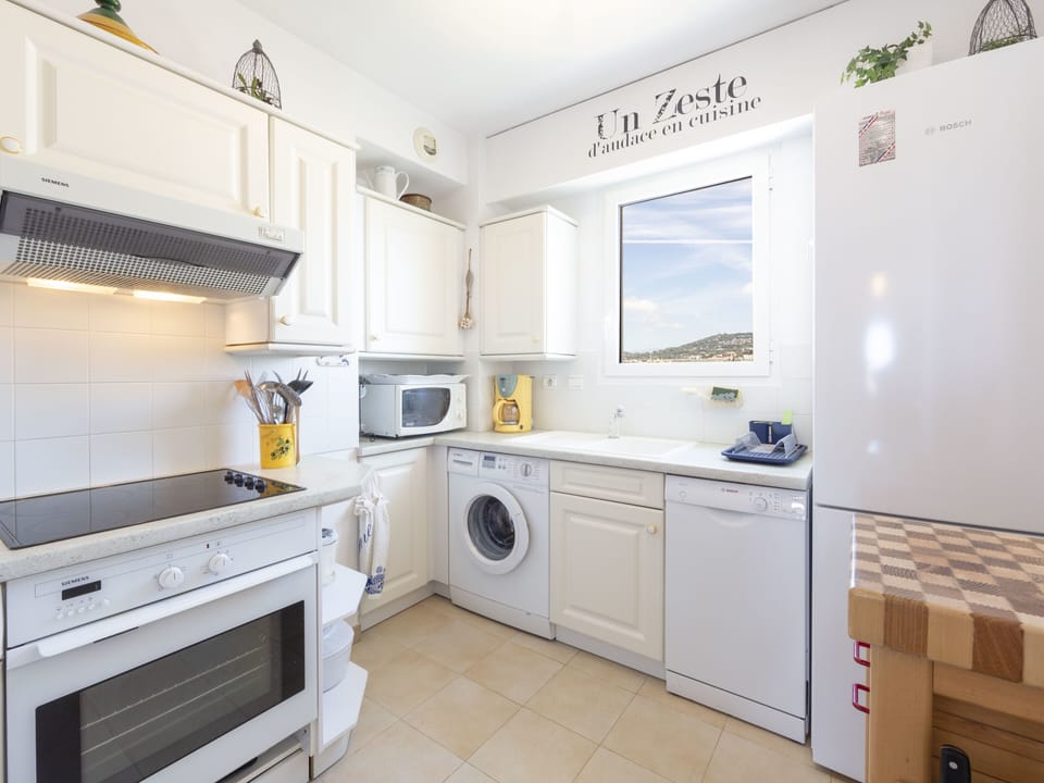 fully fitted kitchen