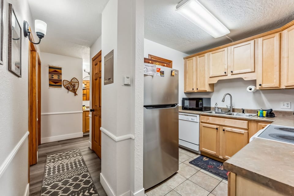 Kitchen: Range of appliances and dishware, pass-through breakfast bar with 2 bar stools
