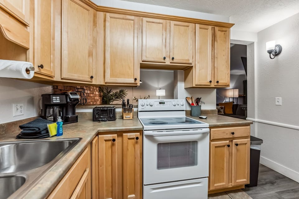 Kitchen: Range of appliances and dishware, pass-through breakfast bar with 2 bar stools
