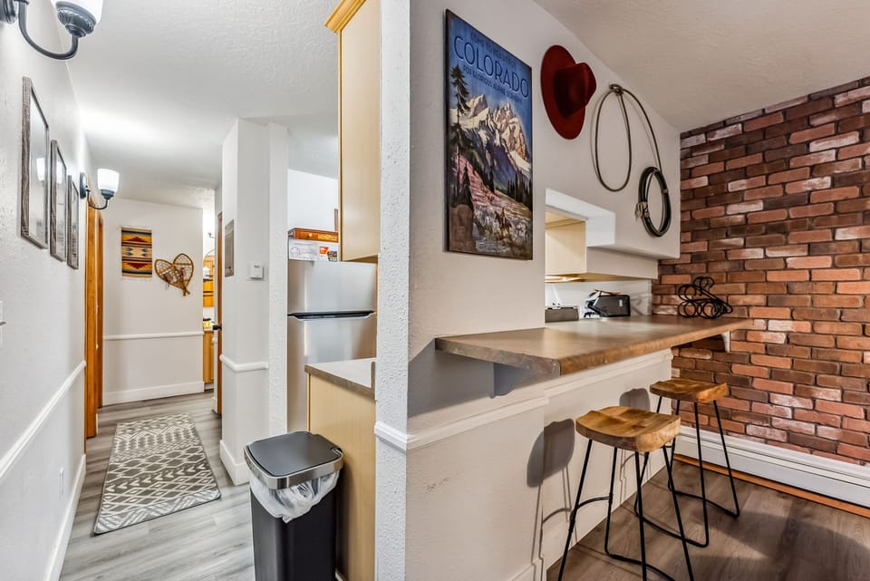 Kitchen: Range of appliances and dishware, pass-through breakfast bar with 2 bar stools
