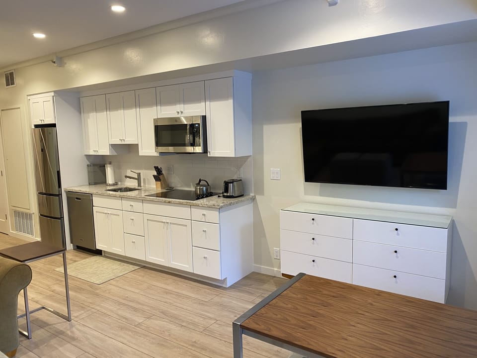 Dining Area & Kitchen