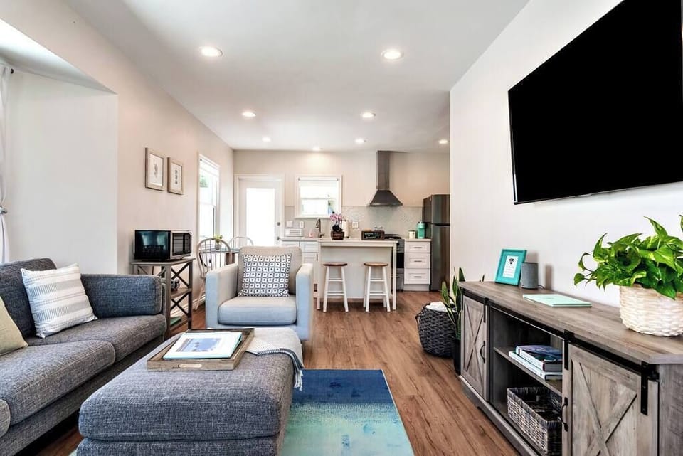 Smart TV with pre-installed apps. Netflix, Amazon, and Youtube!