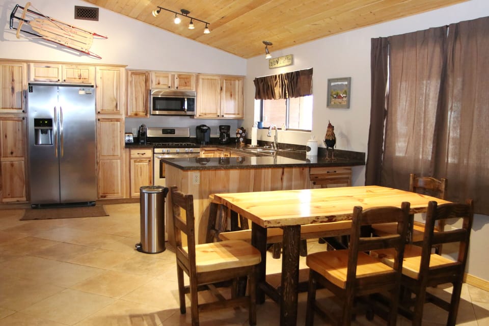 Kitchen & Dining 