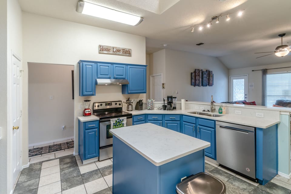 Stainless steel appliances, stocked kitchen, including air-fryer & Keurig.