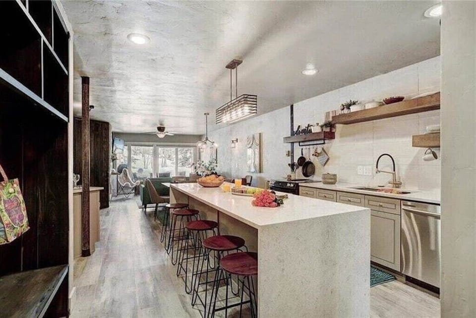 Modern meets mountain in this fabulous family kitchen!