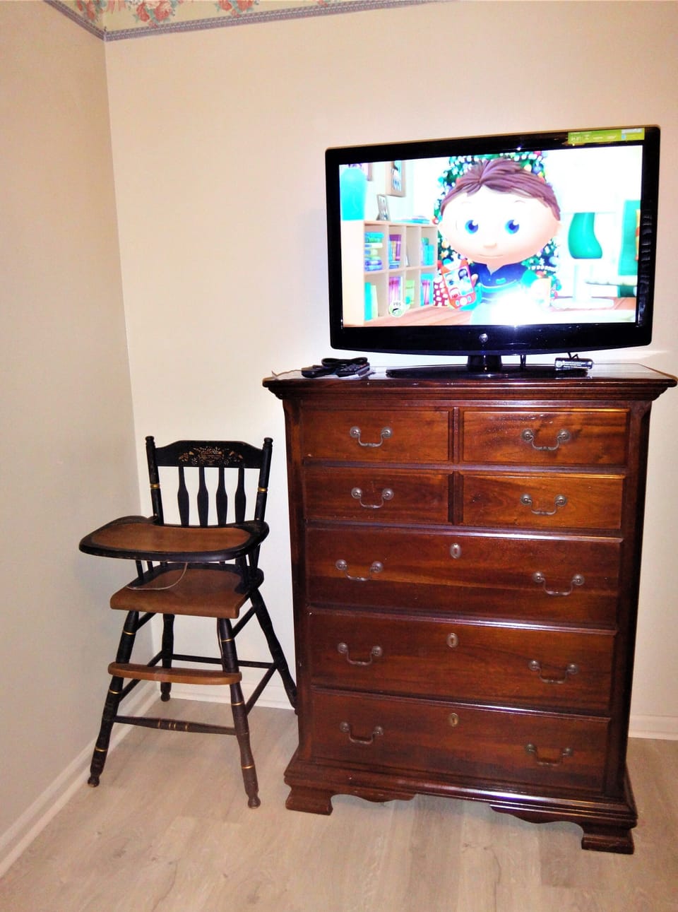 3rd bedroom dresser, tv, feed chair