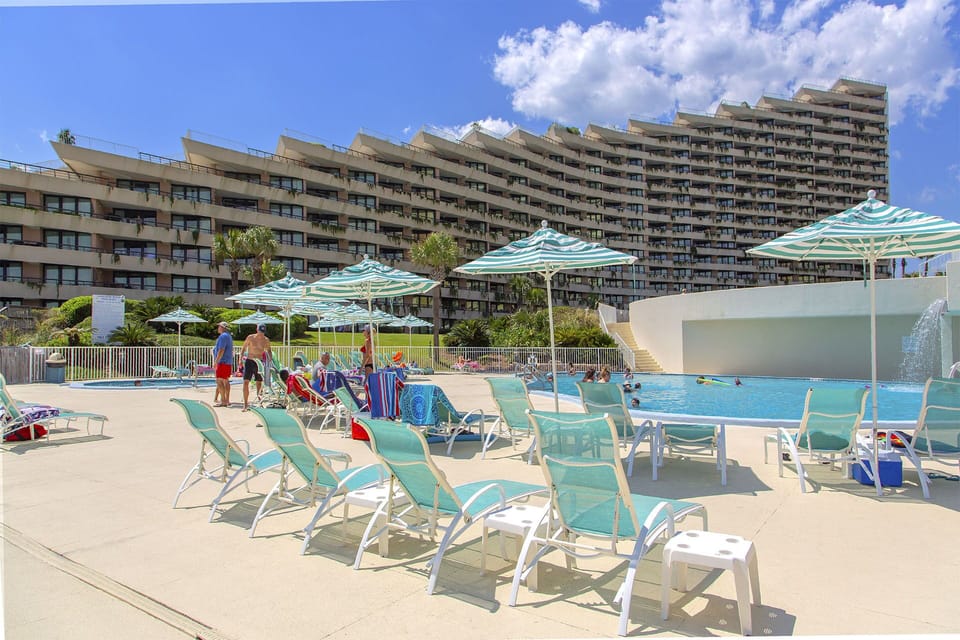 19-Edgewater-Pool-Deck