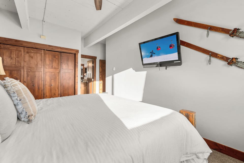 Master bedroom with king bed, TV and Ensuite Bathroom