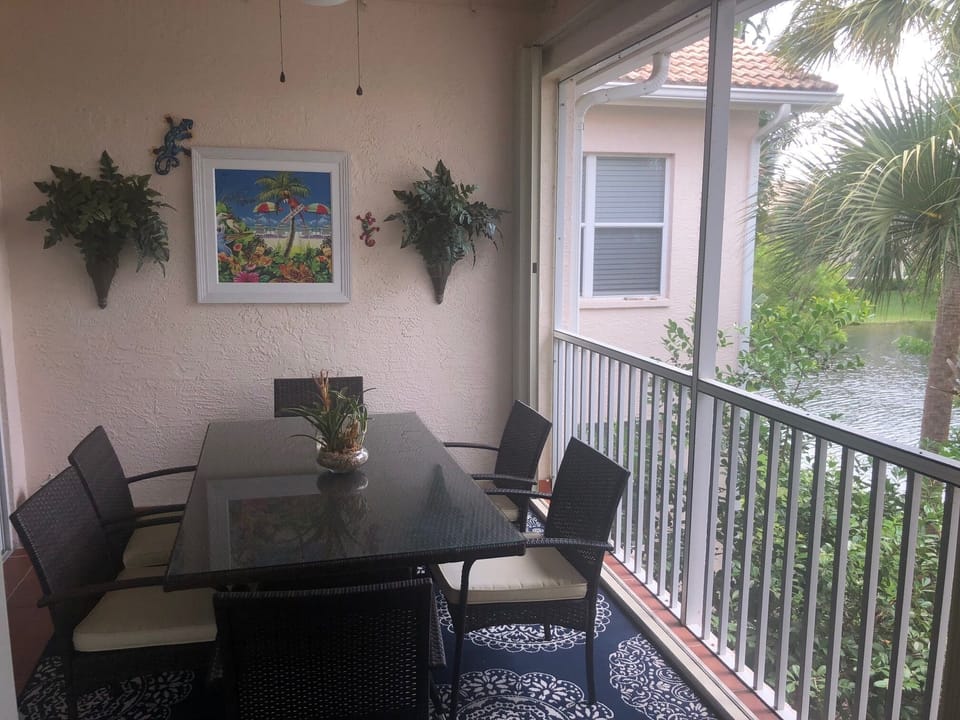 Lanai with seating for 6