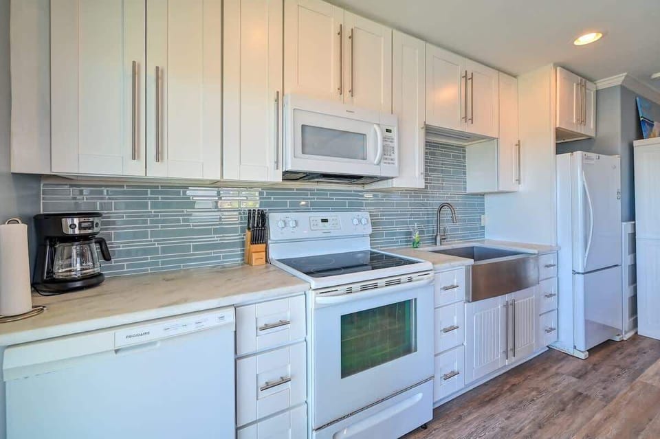 Kitchen with Custom Glass Tile Backsplash