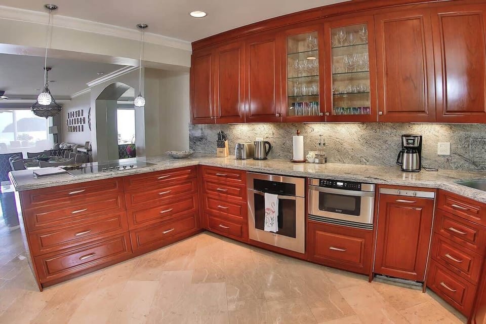 Gourmet kitchen, fully stocked
