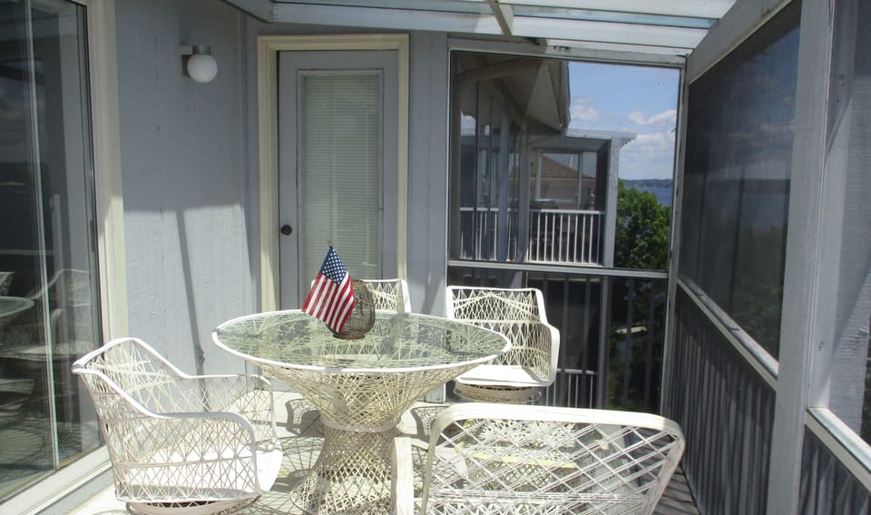 SCREENED DECK
