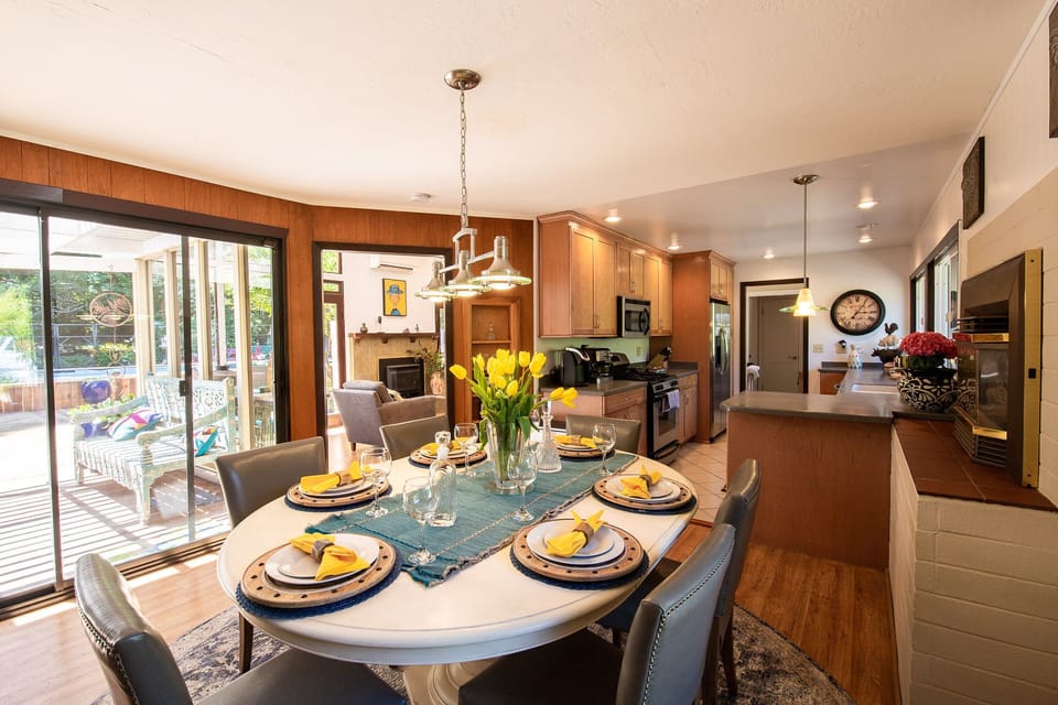 dining area downstairs full size kitchen