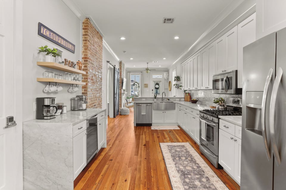 Fully stocked premium Kitchen w/ stainless appliances & coffee/cocktail bar area