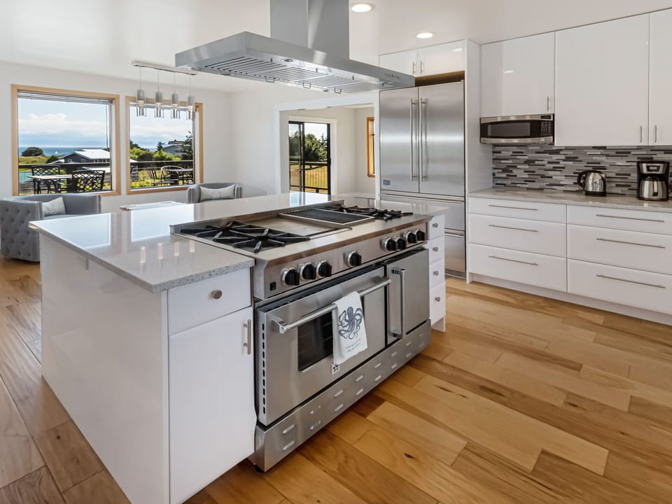 Gas Range in spacious, open kitchen