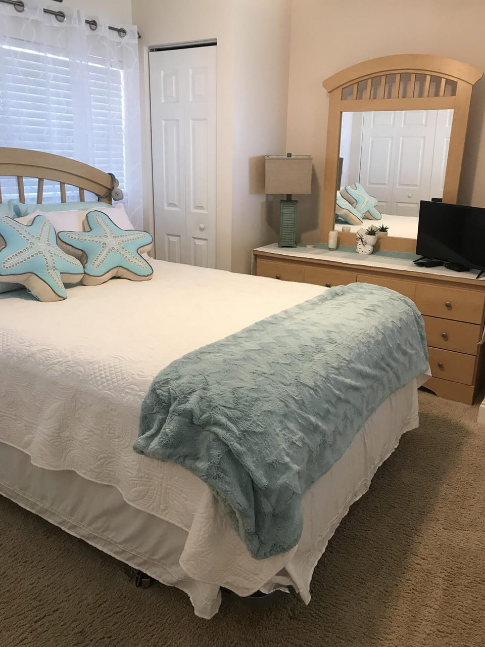 Queen size bed with Smart tv in bedroom