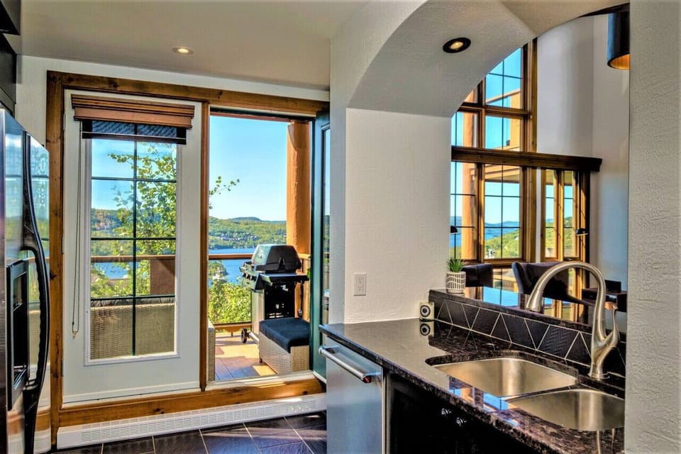 Équinoxe 164-2 / Exclusive Mountain Home With View