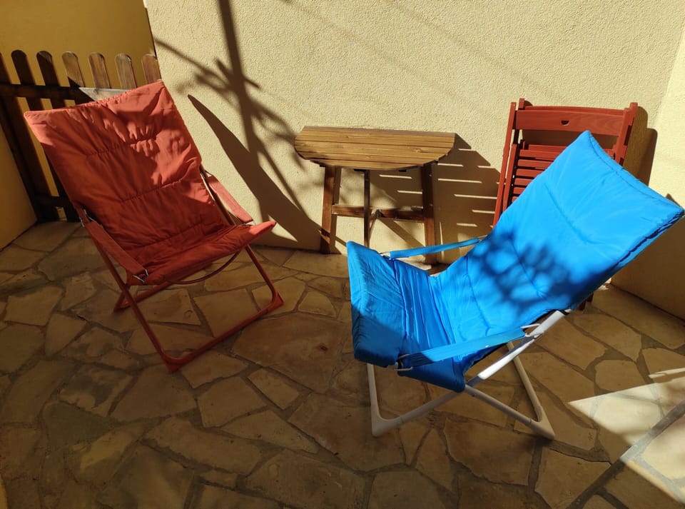 The small terrace.
