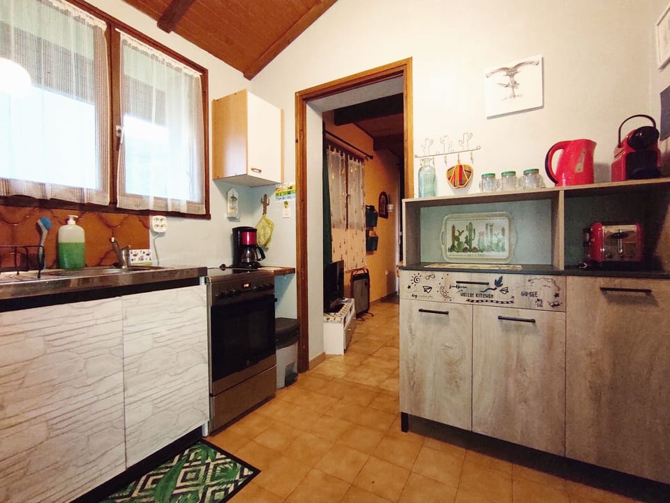 Cuisine avec entrée dans le salon.